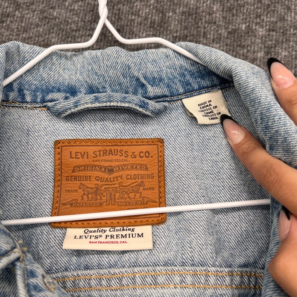 Levi's Premium Distressed Light Wash Denim Trucker Jacket Zipper Cuffs Small - Picture 7 of 12